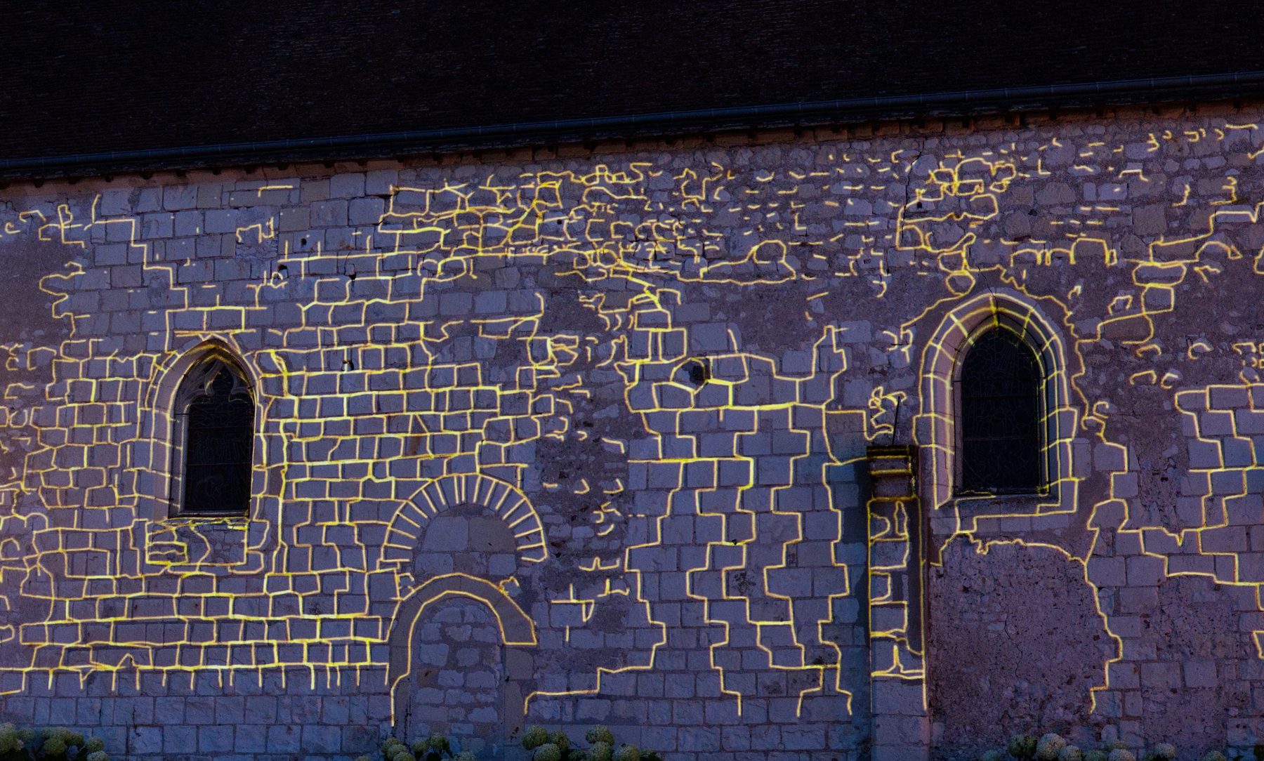 Chaque pierre de la façade détourée en lumière