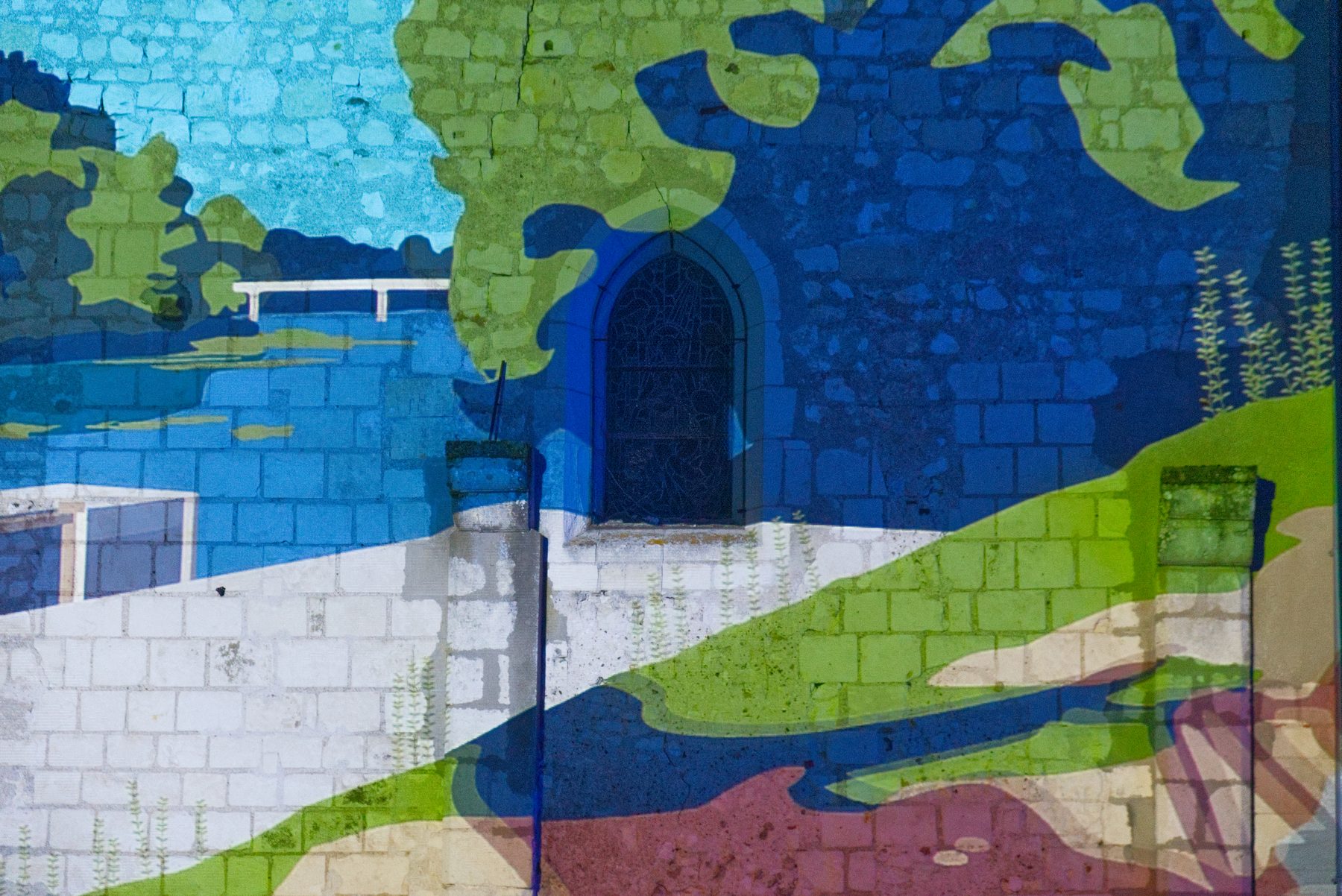 Le Cher et ses berges projetés sur l'église
